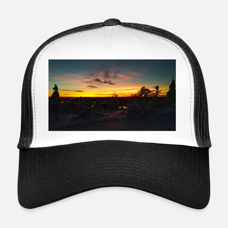 Sonnenuntergang in einer verschneiten Landschaft - Trucker Cap - Weiß/Schwarz