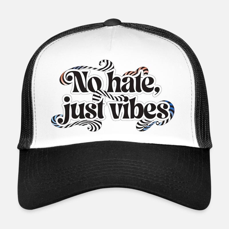 Der Schriftzug „No hate, just vibes“ in einer bauc Trucker Cap
