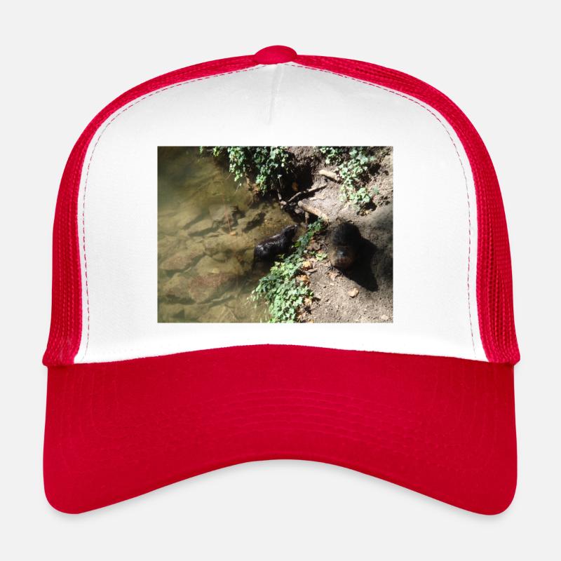 Zwei Biber am Wasser auf Futtersuche - Trucker Cap - Weiß/Rot
