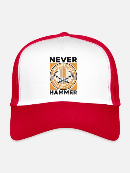 Ne sous-estimez jamais le vieil homme avec son marteau - Casquette trucker  - blanc/rouge - Devant