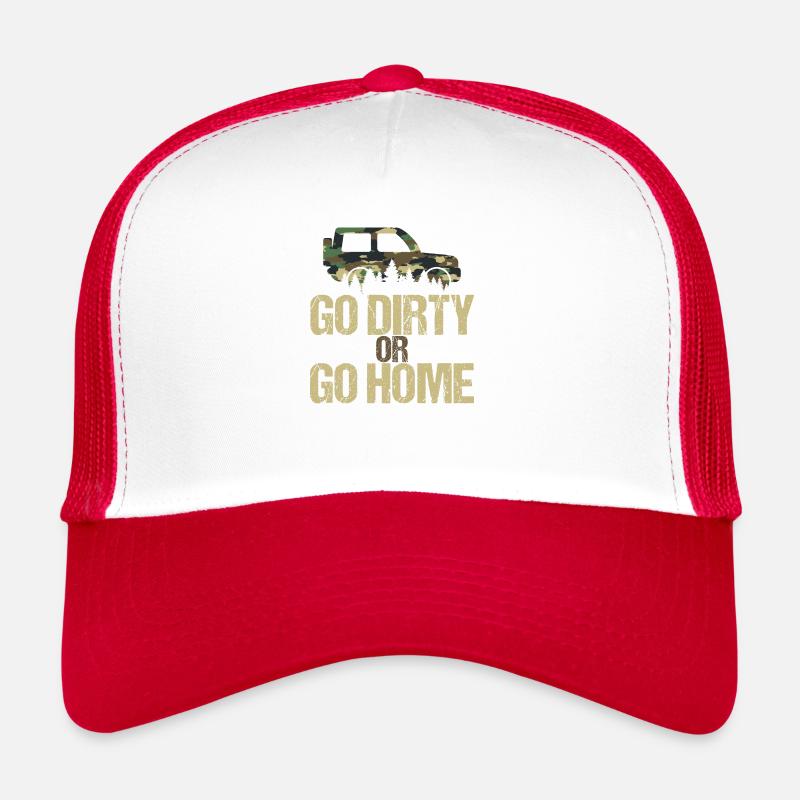 Véhicule tout-terrain dans la forêt avec camouflage Casquette trucker 