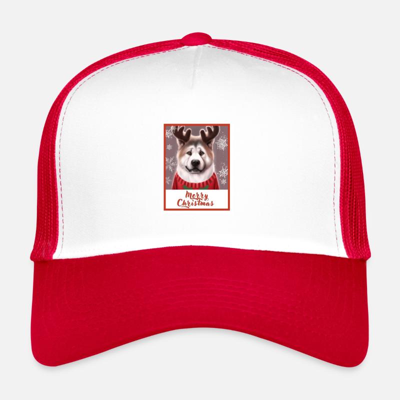 Großer Akita-Hund im roten Weihnachtspullover. Trucker Cap