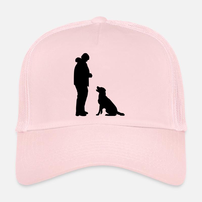 Hund sitzt vor Trucker Cap
