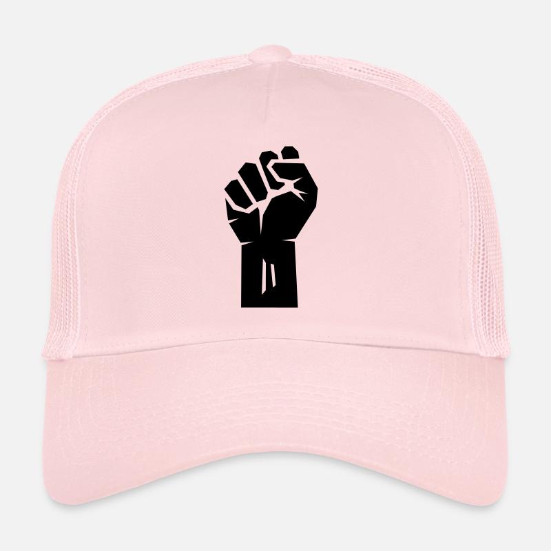 Schwarz erhöht clenched Faust. Trucker Cap