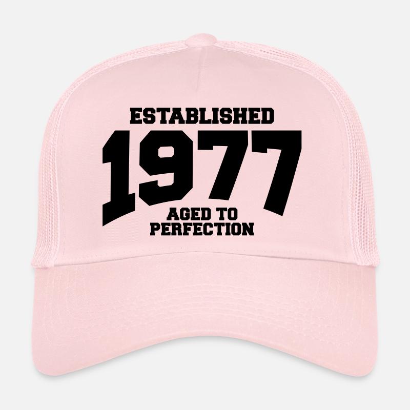 aged to perfection established 1977 (de) Trucker Cap
