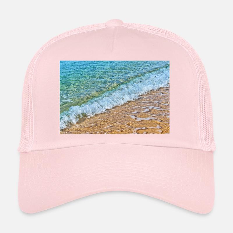 Des vagues cristallines sur une plage de sable doré Casquette trucker 