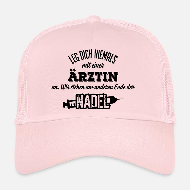 Leg dich niemals mit einer Ärztin an Trucker Cap