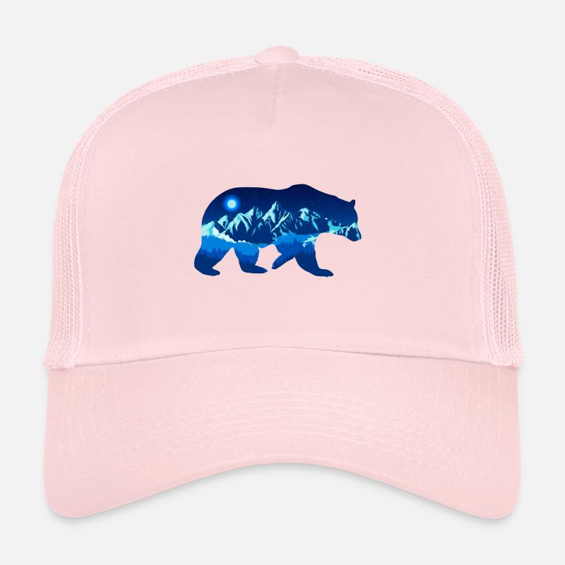 Bär bei Nacht vor Bergen im Wald - Trucker Cap - Hellrosa