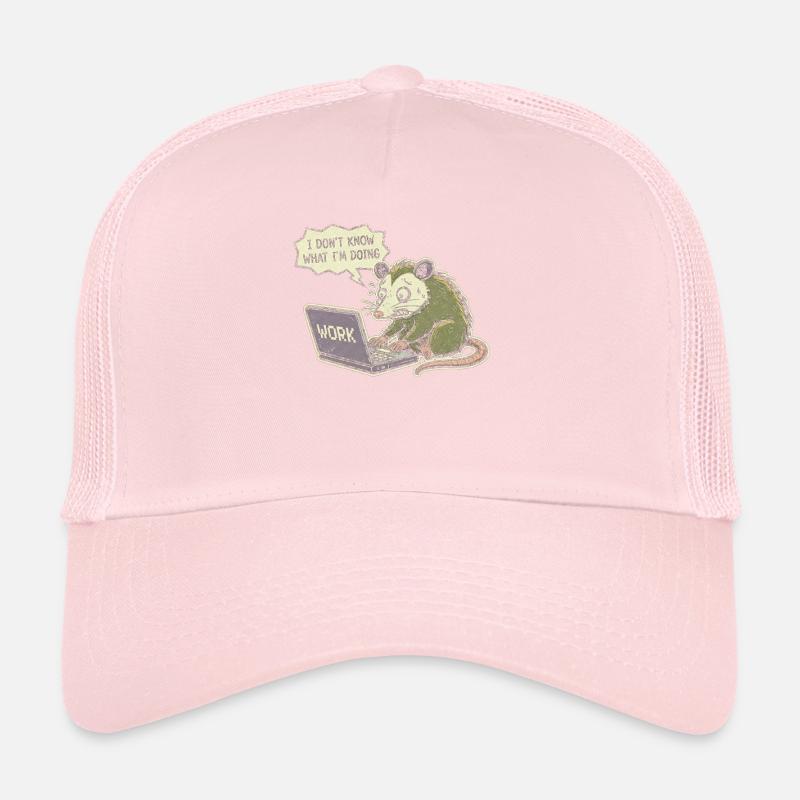 Rat confus devant un ordinateur portable en travaillant Casquette trucker 