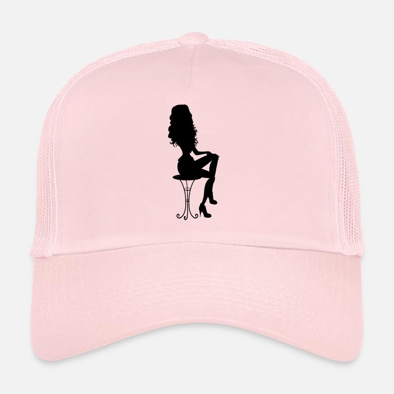 Frau auf Stuhl Trucker Cap