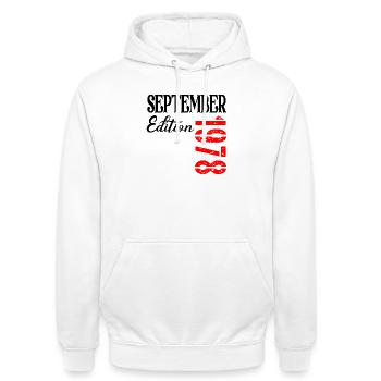 48E ANNIVERSAIRE - SEPTEMBRE 1978 - Sweat-shirt à capuche unisexe - blanc - Devant - AI Model Male 185 dark (185cm) & AI Model Female 172 dark (172cm)