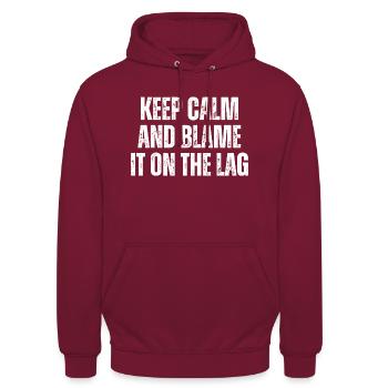 Bleiben Sie ruhig und geben Sie der Verzögerung die Schuld Funny Gaming - Unisex Hoodie - Bordeaux - Vorne - Alina (178cm) & Michal (187cm)