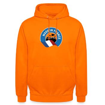 Hergestellt in Frankreich - Unisex Hoodie - Orange - Vorne - AI Model Male 185 light (185cm) & AI Model Female 180 light (180cm)