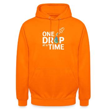 Homöopathie Tropfen für Tropfen Professionelle Ausrüstung - Unisex Hoodie - Orange - Vorne - AI Model Male 185 light (185cm) & AI Model Female 180 light (180cm)