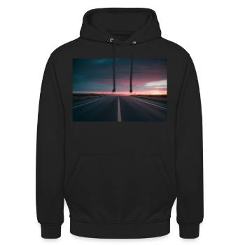 Endlose Straße bei Sonnenuntergang - Unisex Hoodie - Schwarz - Vorne - Alina (178cm) & Michal (187cm)