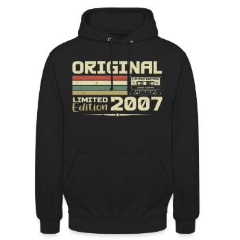 Retro 2007 Geburtstagsgeschenk Geboren im Jahr 2007 Original - Unisex Hoodie - Schwarz - Vorne - Alina (178cm) & Michal (187cm)