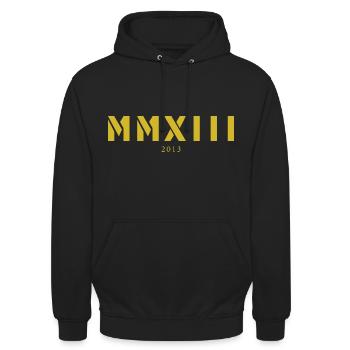 Römische Zahl Geburtsjahr Made in 2013 - Unisex Hoodie - Schwarz - Vorne - Alina (178cm) & Michal (187cm)