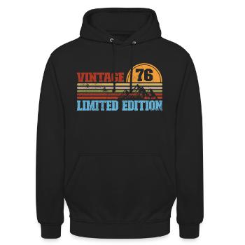 Jahrgang 1976 Geburtstag Geschenkidee - Unisex Hoodie - Schwarz - Vorne - Alina (178cm) & Michal (187cm)