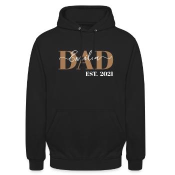 EMILIA - DAD EST. 2021 - DADDY SINCE 2021 - BABY - Unisex Hoodie - Schwarz - Vorne - Alina (178cm) & Michal (187cm)