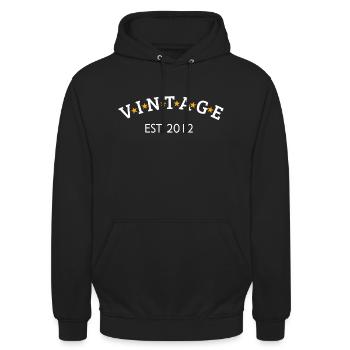 Jahrgang ist 2012 - Unisex Hoodie - Schwarz - Vorne - Alina (178cm) & Michal (187cm)