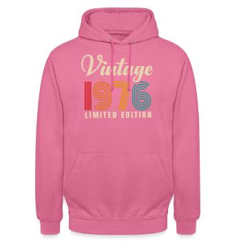 MILLÉSIME 1976. 45e ANNIVERSAIRE - Sweat-shirt à capuche unisexe - rose - Devant - Alina (178cm) & Michal (187cm)