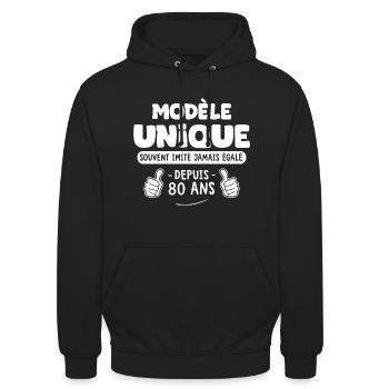 anniversaire 80 ans modèle unique depuis 80 ans - Sweat-shirt à capuche unisexe - noir - Devant - Alina (178cm) & Michal (187cm)