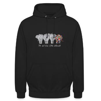 Elefanten T-Shirt It's Ok To Be A Little Different - Unisex Hoodie - Schwarz - Vorne - Alina (178cm) & Michal (187cm)