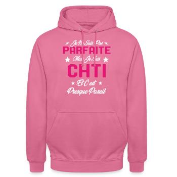 Je ne Suis pas Parfaite Mais je suis Chti Cadeau - Sweat-shirt à capuche unisexe - rose - Devant - Alina (178cm) & Michal (187cm)