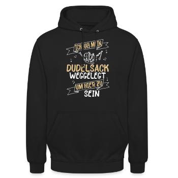 Dudelsackspieler spielt Dudelsack mit Sackpfeife - Unisex Hoodie - Schwarz - Vorne - Alina (178cm) & Michal (187cm)