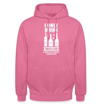 Buvez deux fois par an si l’anniversaire si ce n’est pas le cas - Sweat-shirt à capuche unisexe - rose - Devant - Alina (178cm) & Michal (187cm)
