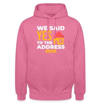 Nous avons dit oui à l’adresse 2026 - Sweat-shirt à capuche unisexe - rose - Devant - Alina (178cm) & Michal (187cm)