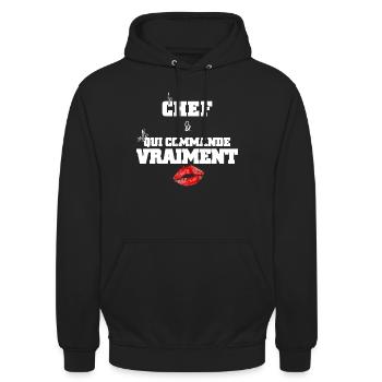Le Chef & Celle Qui Commande Vraiment - Cadeau Fun - Sweat-shirt à capuche unisexe - noir - Devant - Alina (178cm) & Michal (187cm)