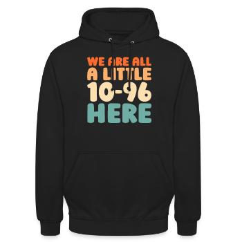 Centre d’opérations du centre de contrôle des appels d’urgence - Sweat-shirt à capuche unisexe - noir - Devant - Alina (178cm) & Michal (187cm)