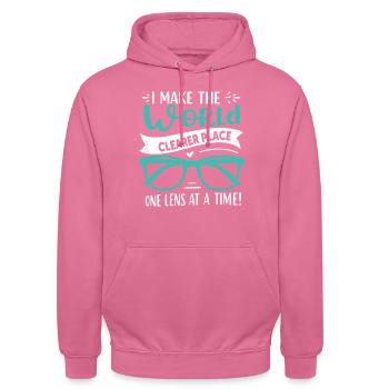 Ich mache die Welt zu einem klareren Ort, eine Linse nach der anderen. - Unisex Hoodie - Pink - Vorne - Alina (178cm) & Michal (187cm)