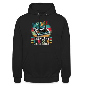 Cadeau d’anniversaire de février 1989. Février 1989. - Sweat-shirt à capuche unisexe - noir - Devant - Alina (178cm) & Michal (187cm)