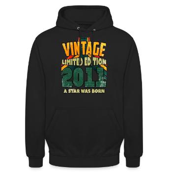 Vintage Edition Baujahr 2011 Geburtstagsgeschenk - Unisex Hoodie - Schwarz - Vorne - Alina (178cm) & Michal (187cm)