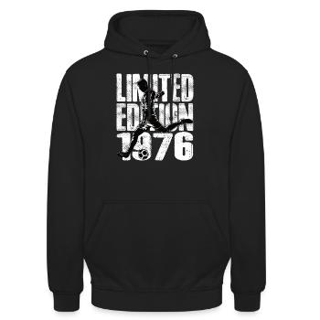 Limited Edition 1976 Limited Edition Fußball - Unisex Hoodie - Schwarz - Vorne - Alina (178cm) & Michal (187cm)