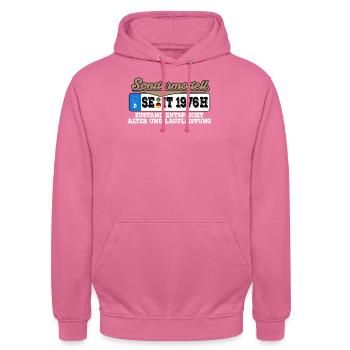 1976 Kennzeichen Geburtstag - Unisex Hoodie - Pink - Vorne - Alina (178cm) & Michal (187cm)