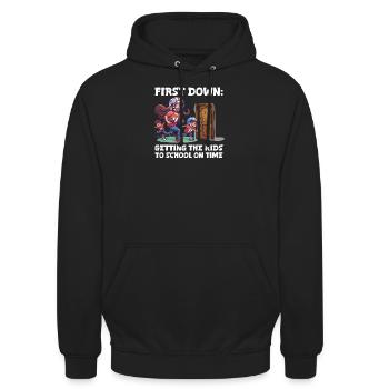 Football Mom First Down: Kinder auf Ti zur Schule bringen - Unisex Hoodie - Schwarz - Vorne - Alina (178cm) & Michal (187cm)