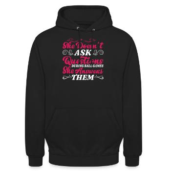 She Answers Questions During Ball Games 2 - Unisex Hoodie - Schwarz - Vorne - Alina (178cm) & Michal (187cm)