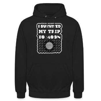 T-Shirt Ich habe meine Reise zum Mond 2025 überlebt - Unisex Hoodie - Schwarz - Vorne - Alina (178cm) & Michal (187cm)
