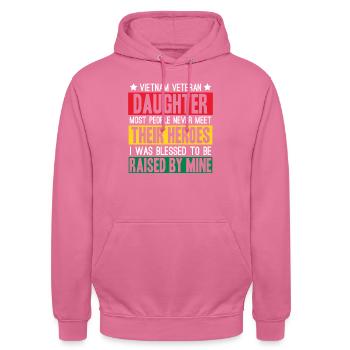 Stolze Tochter Eines Vietnam-veteranen - Unisex Hoodie - Pink - Vorne - Alina (178cm) & Michal (187cm)