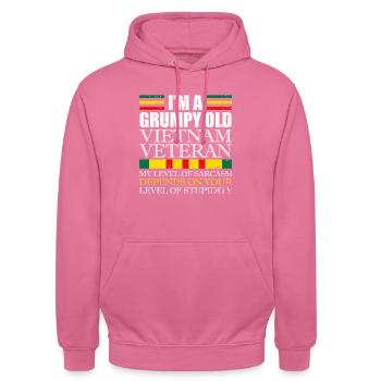Unterschätze Niemals Einen Alten Mann, Der Auch - Unisex Hoodie - Pink - Vorne - Alina (178cm) & Michal (187cm)