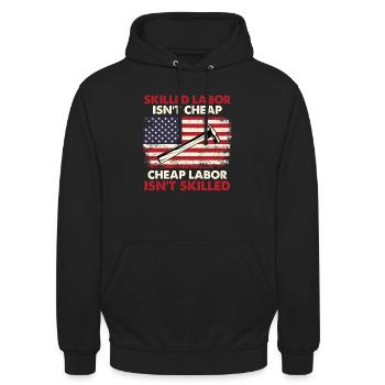 Qualifizierte Arbeitskräfte sind nicht billig Tag der Arbeit - Unisex Hoodie - Schwarz - Vorne - Alina (178cm) & Michal (187cm)