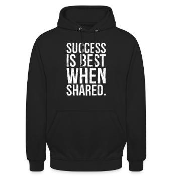 Erfolg ist am besten, wenn er geteilt wird - Unisex Hoodie - Schwarz - Vorne - Alina (178cm) & Michal (187cm)