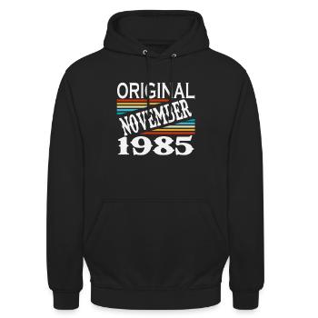 November 1985 Jahrgang Vintage Retro Geburtstag - Unisex Hoodie - Schwarz - Vorne - Alina (178cm) & Michal (187cm)