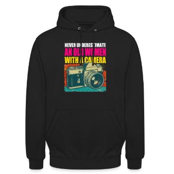 Alte Frau mit der Kamera – Unaufhaltsam - Unisex Hoodie - Schwarz - Vorne - Alina (178cm) & Michal (187cm)