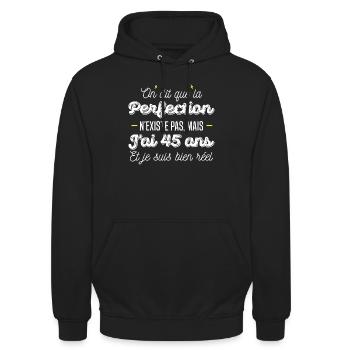 perfection 45 ans / cadeau anniversaire 45 ans - Sweat-shirt à capuche unisexe - noir - Devant - Alina (178cm) & Michal (187cm)