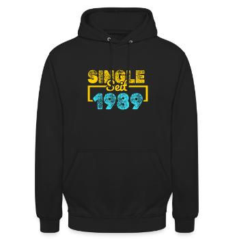 1989 1989 - Unisex Hoodie - Schwarz - Vorne - Alina (178cm) & Michal (187cm)