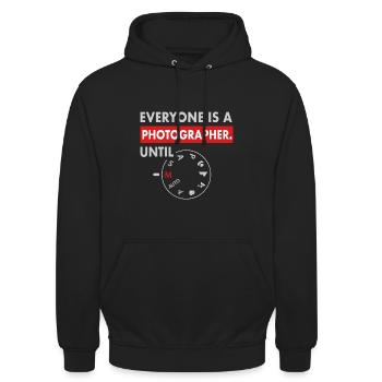 EVERYONE IS A PHOTOGRAPHER UNTIL FOTOGRAF GESCHENK - Unisex Hoodie - Schwarz - Vorne - Alina (178cm) & Michal (187cm)